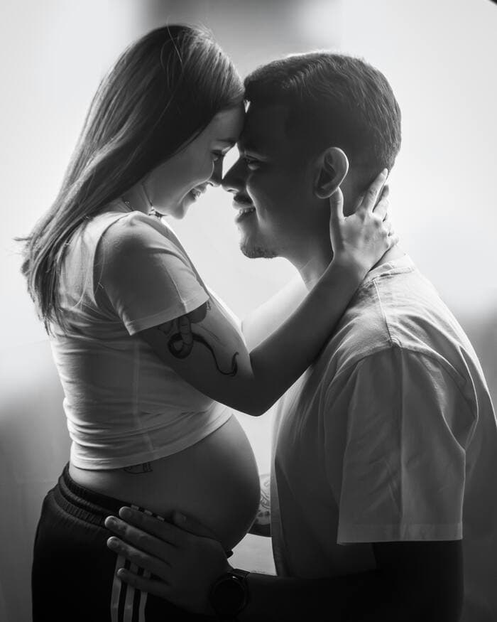 Pareja en sesión de maternidad, blanco y negro